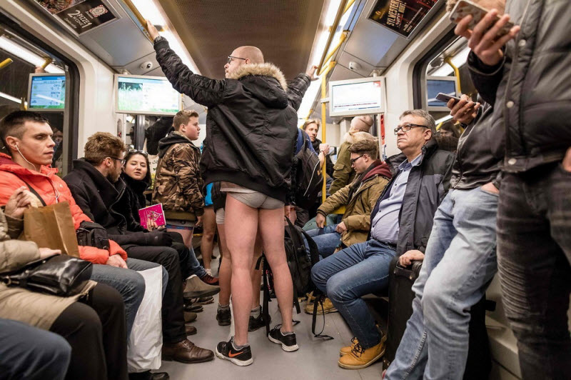 Тысячи людей по всему миру спустились в метро без штанов