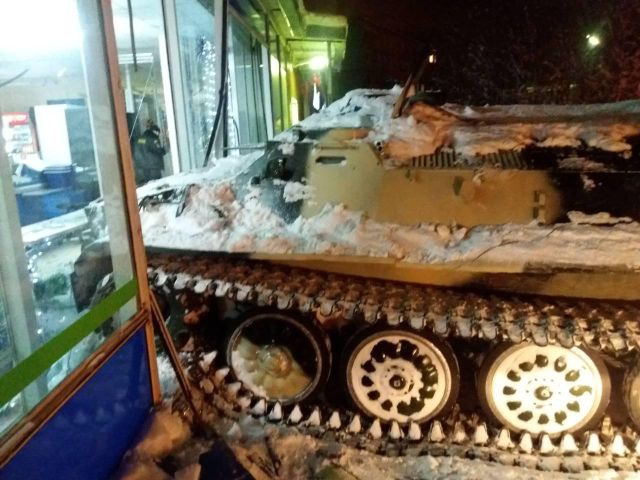 В Мурманской области мужчина угнал бронированный тягач и украл бутылку вина