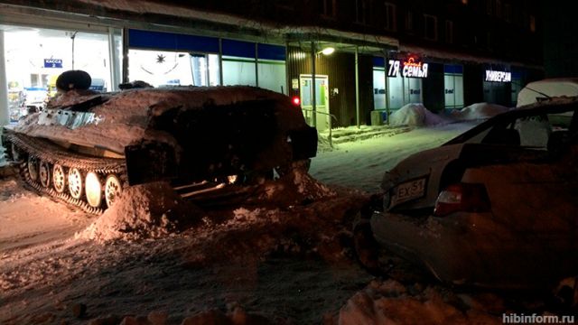 В Мурманской области мужчина угнал бронированный тягач и украл бутылку вина