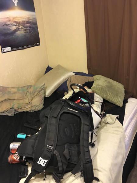 Крепкий сон девушки сподвиг парня на забавную фотосессию