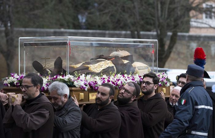 В Ватикан привезли мощи святого падре Пио