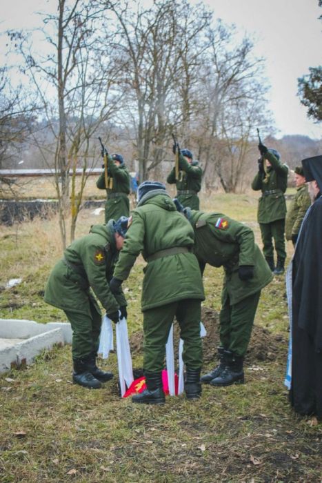Захоронение останков советского солдата