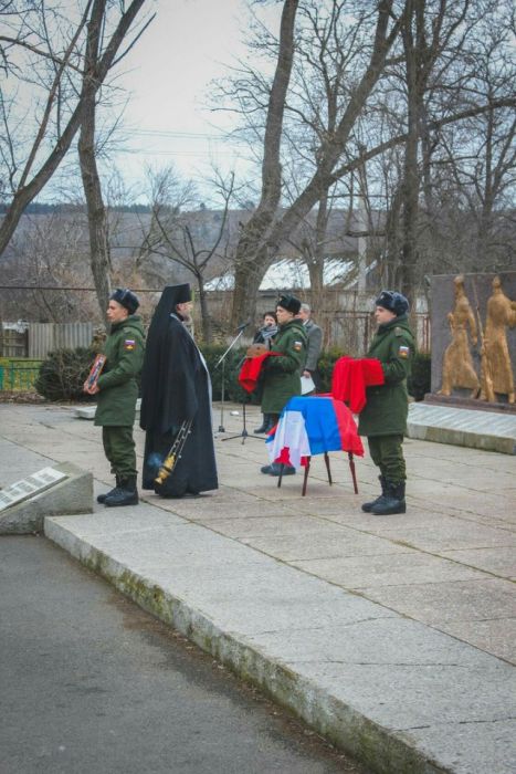 Захоронение останков советского солдата
