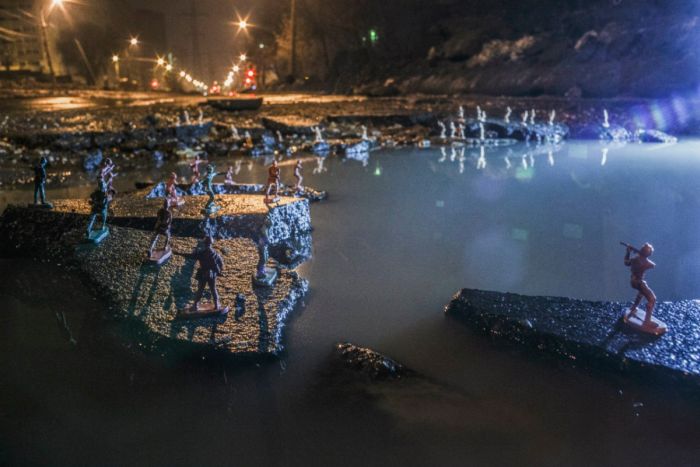 В Самаре фотографы превратили ямы на дорогах в арт-объекты