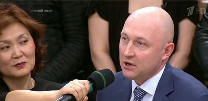 В прямом эфире телепередач, одновременно идущих по разным каналам, выступили одни и те же эксперты