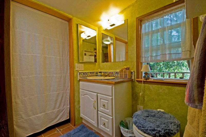 Внутри домика-гриба — самого популярного объекта, сдаваемого в аренду на Airbnb