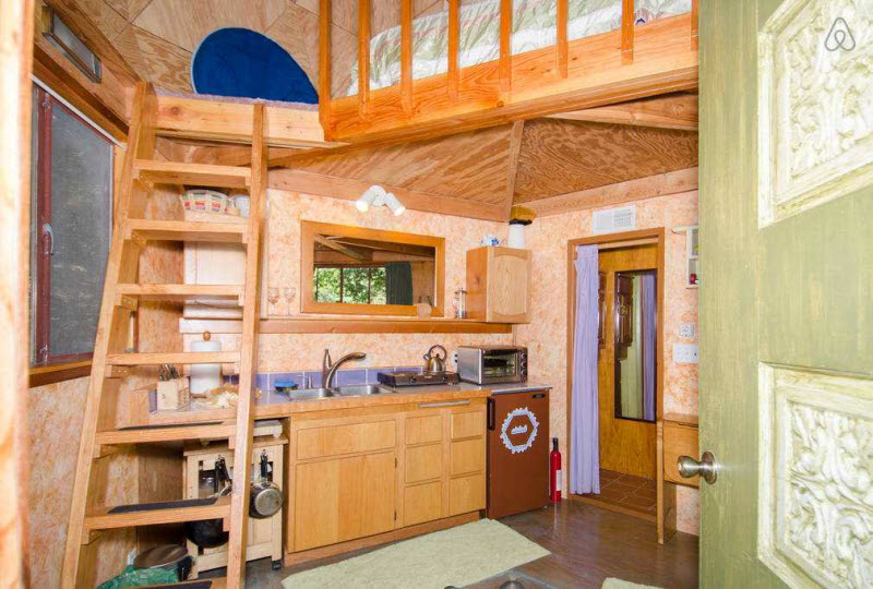 Внутри домика-гриба — самого популярного объекта, сдаваемого в аренду на Airbnb
