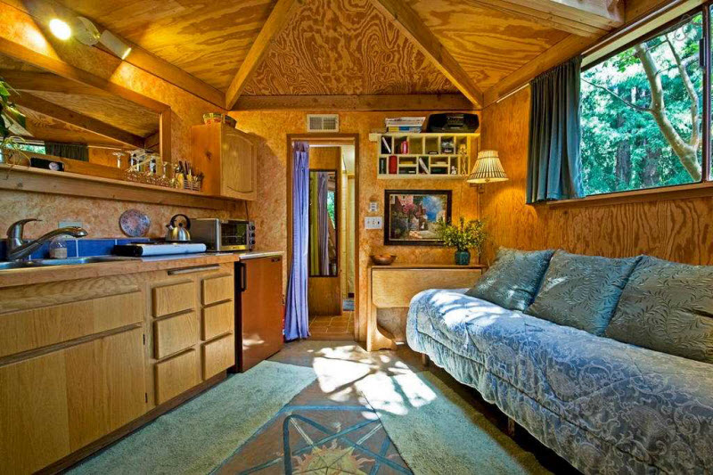 Внутри домика-гриба — самого популярного объекта, сдаваемого в аренду на Airbnb