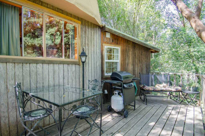 Внутри домика-гриба — самого популярного объекта, сдаваемого в аренду на Airbnb