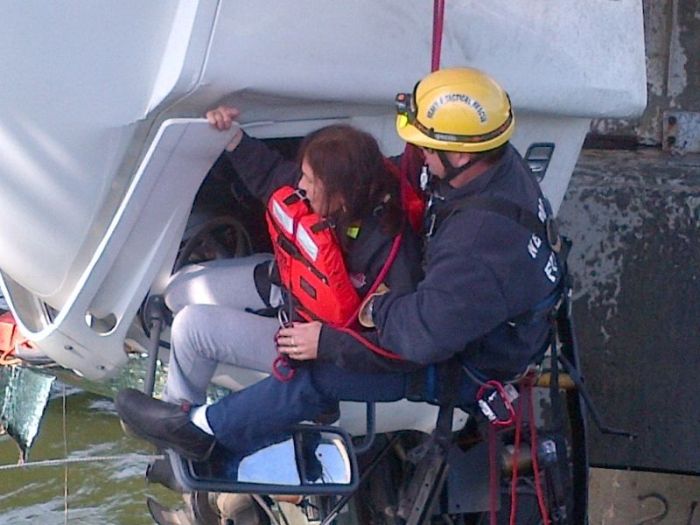 Девушка за рулём грузовика (4 фото)