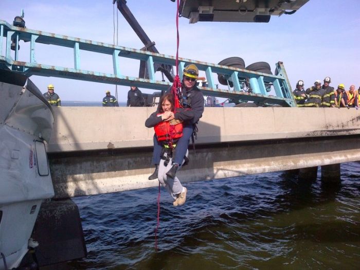 Девушка за рулём грузовика (4 фото)