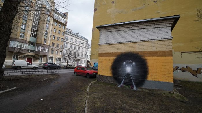 Граффити в память о жертвах теракта в питерском метро