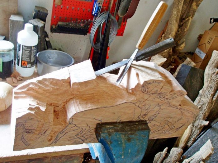 Красивая скульптура из дерева