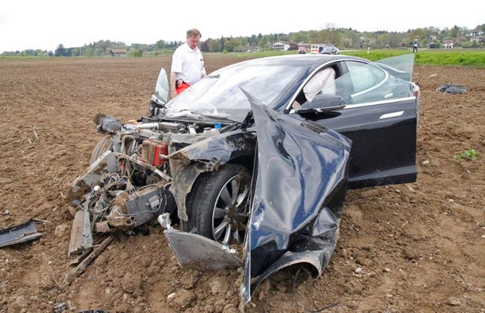 Пост о безопасности электромобиля Tesla Model S