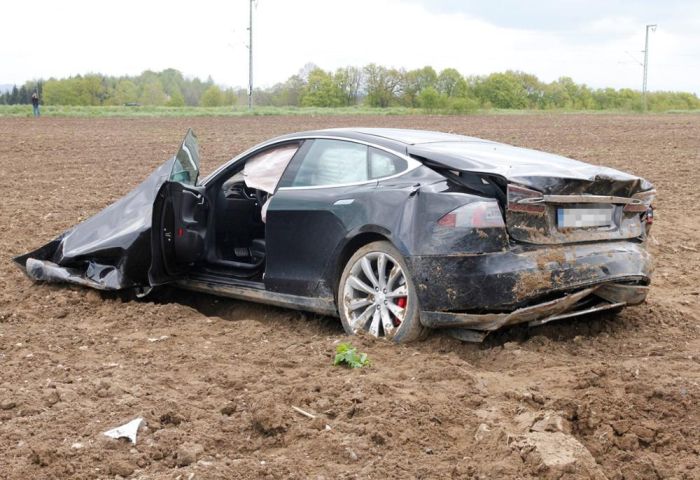 Пост о безопасности электромобиля Tesla Model S