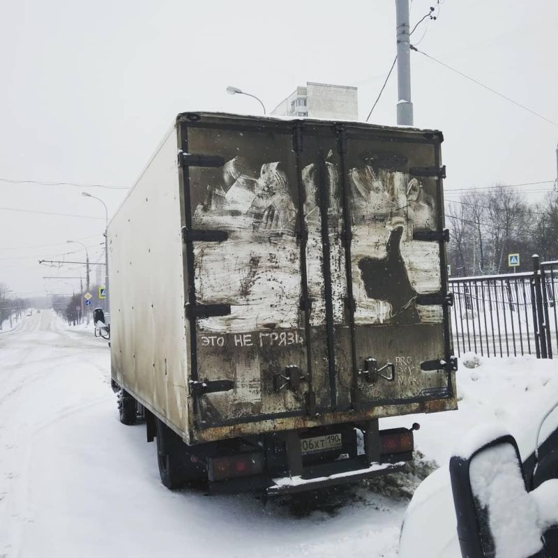 Московский художник использует грязь на авто в качестве холста