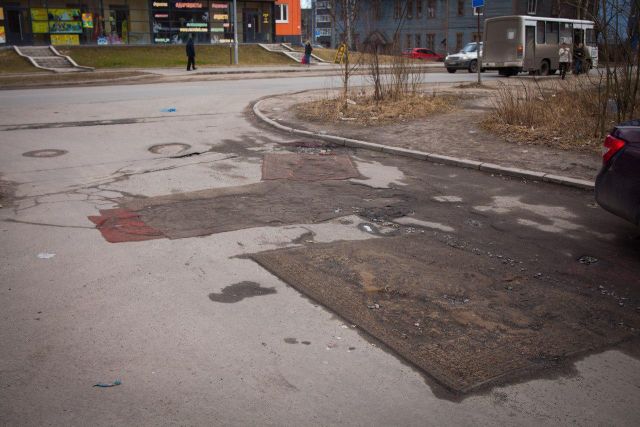В Петрозаводске дорожные ямы спрятали под коврами