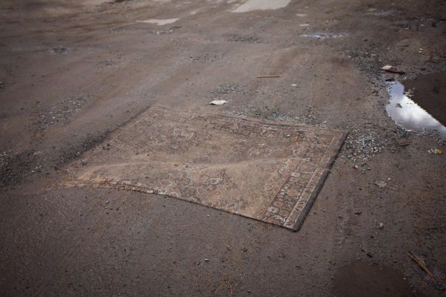 В Петрозаводске дорожные ямы спрятали под коврами