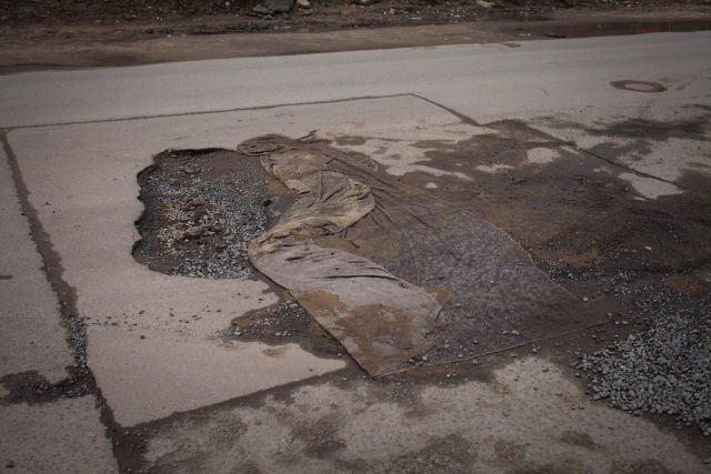 В Петрозаводске дорожные ямы спрятали под коврами