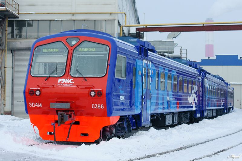 Машинисты веселятся, устанавливая на табло забавные надписи