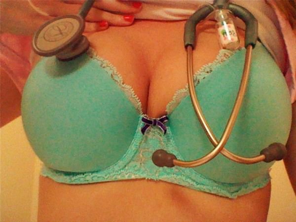 Девушки фотографируются на работе