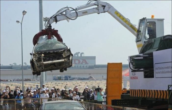 Компания Honda утилизирует новые автомобили