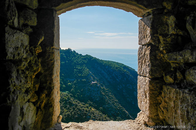 Прогулка по богемному поселку Эз