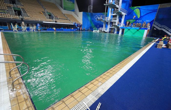 Олимпийцам пришлось прыгать в бассейн с ярко-зеленой водой