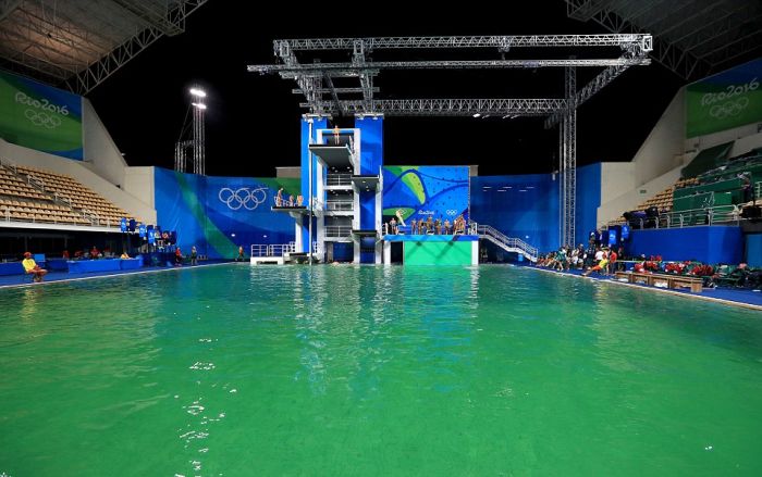 Олимпийцам пришлось прыгать в бассейн с ярко-зеленой водой
