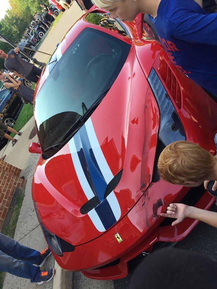 Дамочка на стареньком 'Мерседесе' наехала на Ferrari стоимостью 300 000 баксов