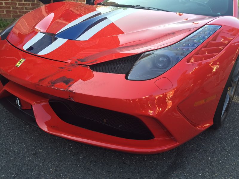 Дамочка на стареньком 'Мерседесе' наехала на Ferrari стоимостью 300 000 баксов