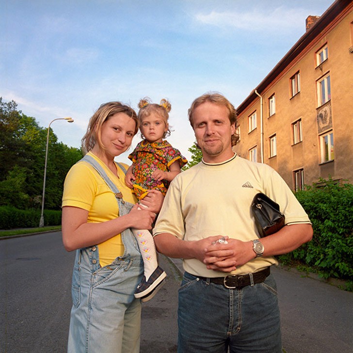 Девушка фотографируется с незнакомыми мужчинами под видом жены