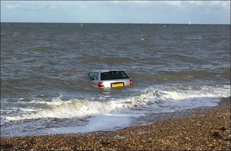 Зря хозяин припарковал Audi на берегу во время прилива
