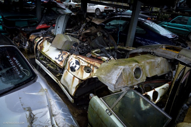Свалка элитных автомобилей в пригороде Лондона