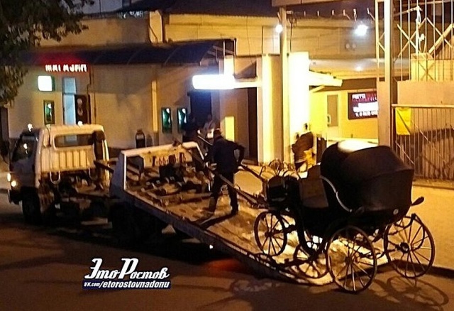Эвакуатор вывез из центра Ростова-на-Дону настоящую карету