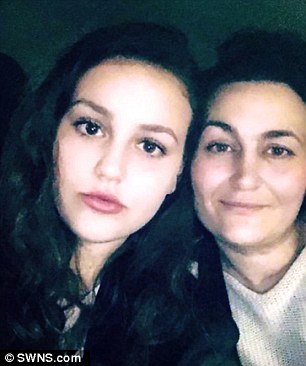 Британка, узнав, что пожилая соседка не убиралась и не мылась 13 лет, изменила ее жизнь