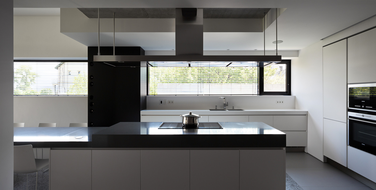 Строгие интерьер и экстерьер особняка «Днепровская оптика» на берегу Днепра
