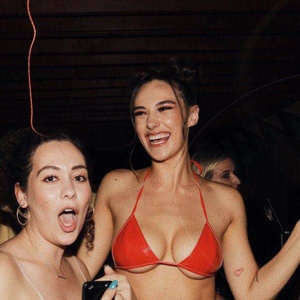 Девушки делают фото из категории Underboob