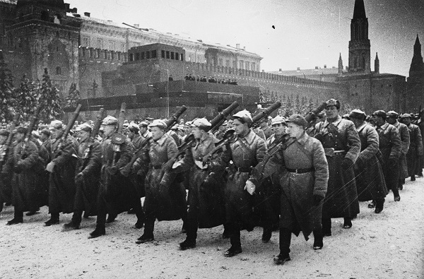 7 знаменитых парадов на Красной площади