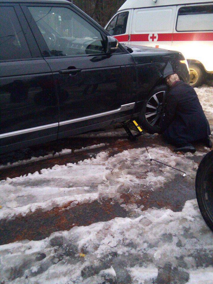 Мужчина погиб под колесами собственного автомобиля