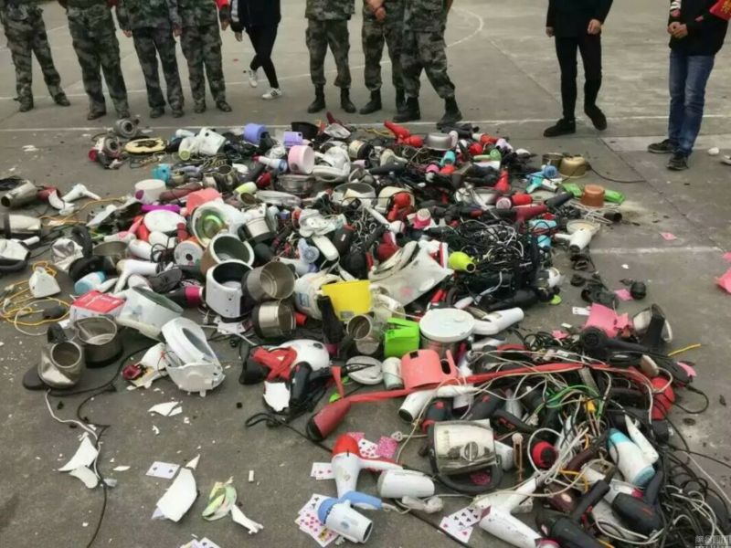 Администрация китайской школы порубила топором конфискованные у студентов электроприборы