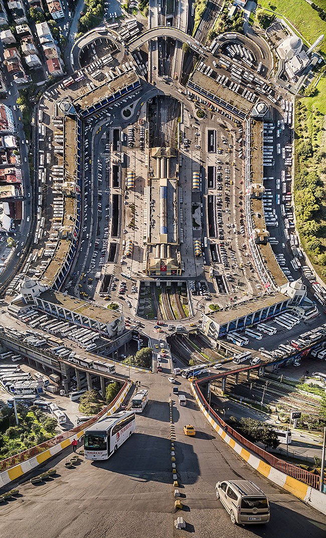 Турецкий фотограф «сгибает» города