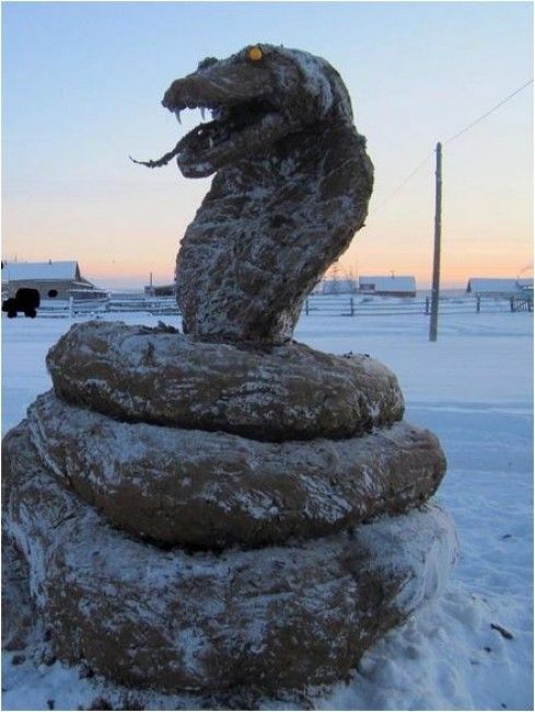 Скульптуры из коровьих лепех