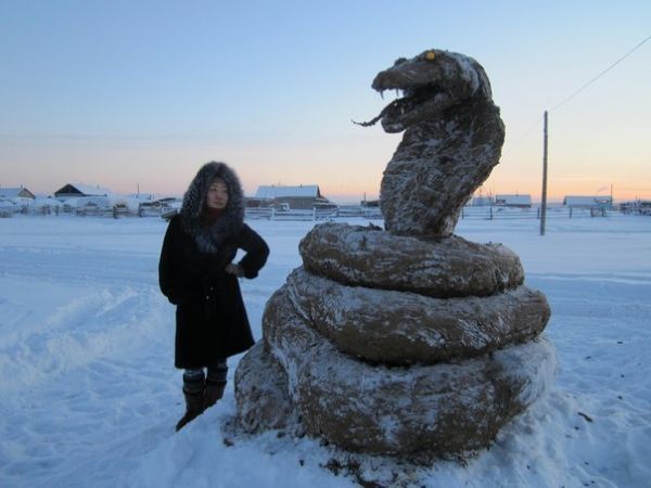 Скульптуры из коровьих лепех