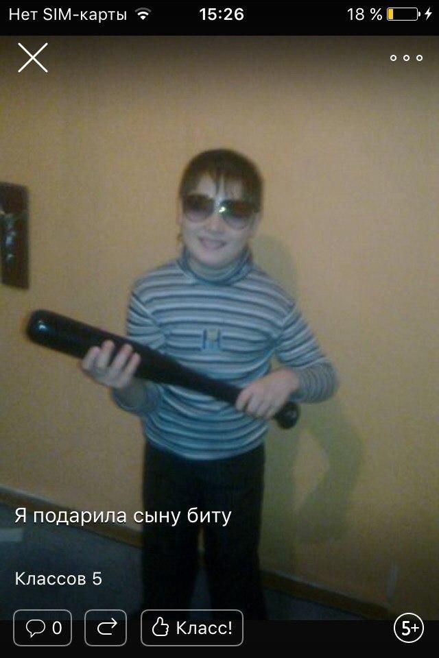 Убойная барышня не может оторваться от своего отражения в зеркале