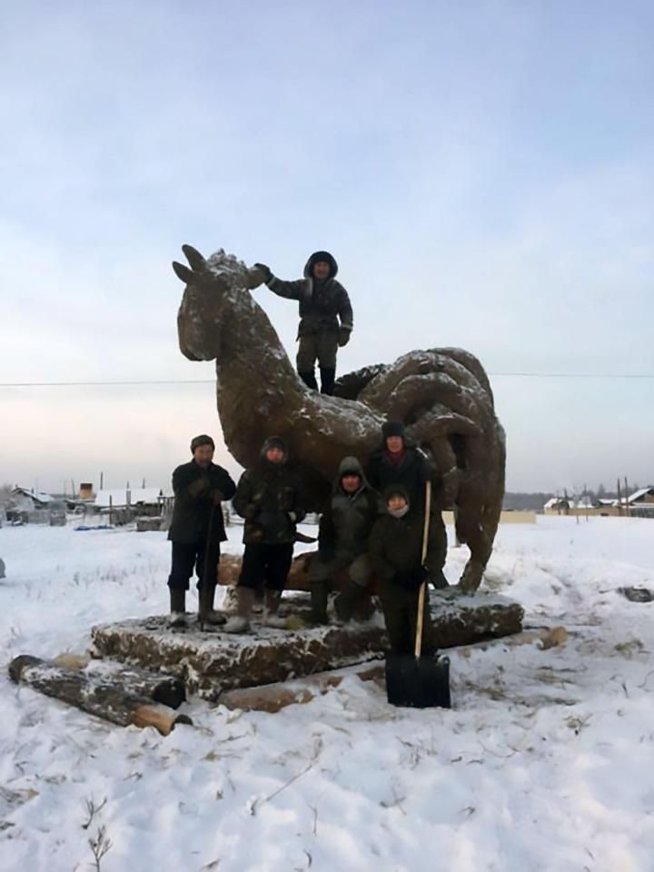 Якутский скульптор вылепил петушка из дерьма