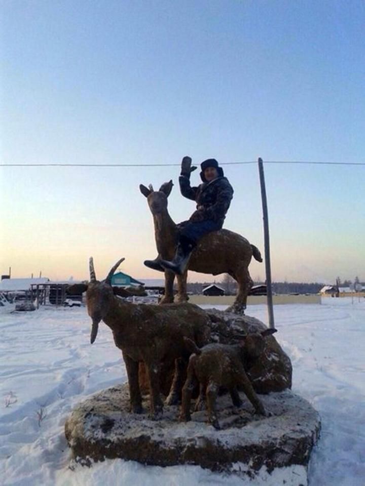 Якутский скульптор вылепил петушка из дерьма