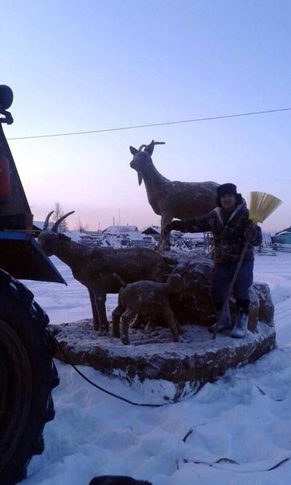Якутский скульптор вылепил петушка из дерьма