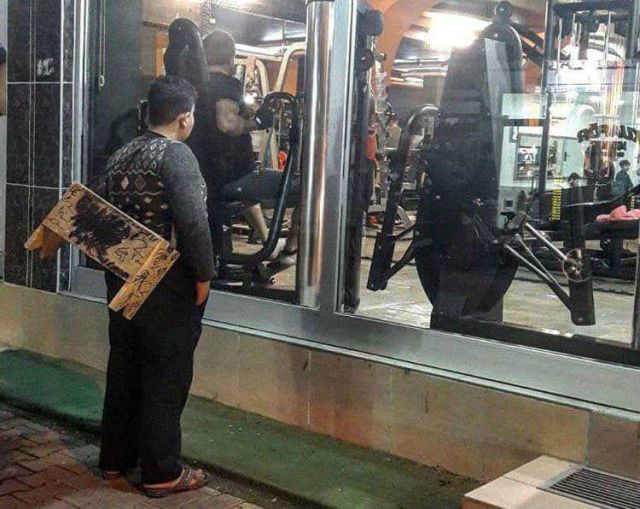 Сирийскому беженцу, смотревшему в окно спортзала, подарили пожизненный абонемент