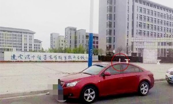 Самый простой способ снять китайскую студентку - выставить на капот авто бутылку с водой